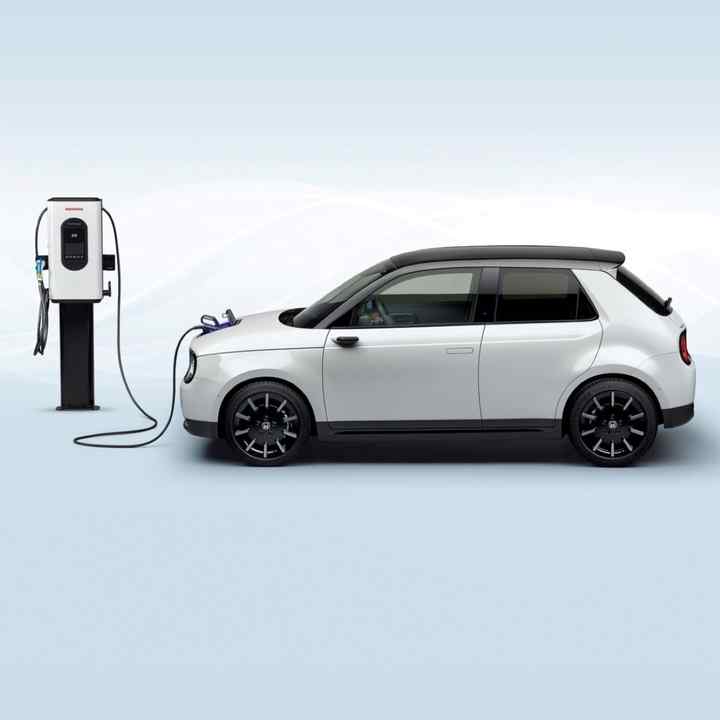 Vue latérale de la Honda e en charge, photo studio