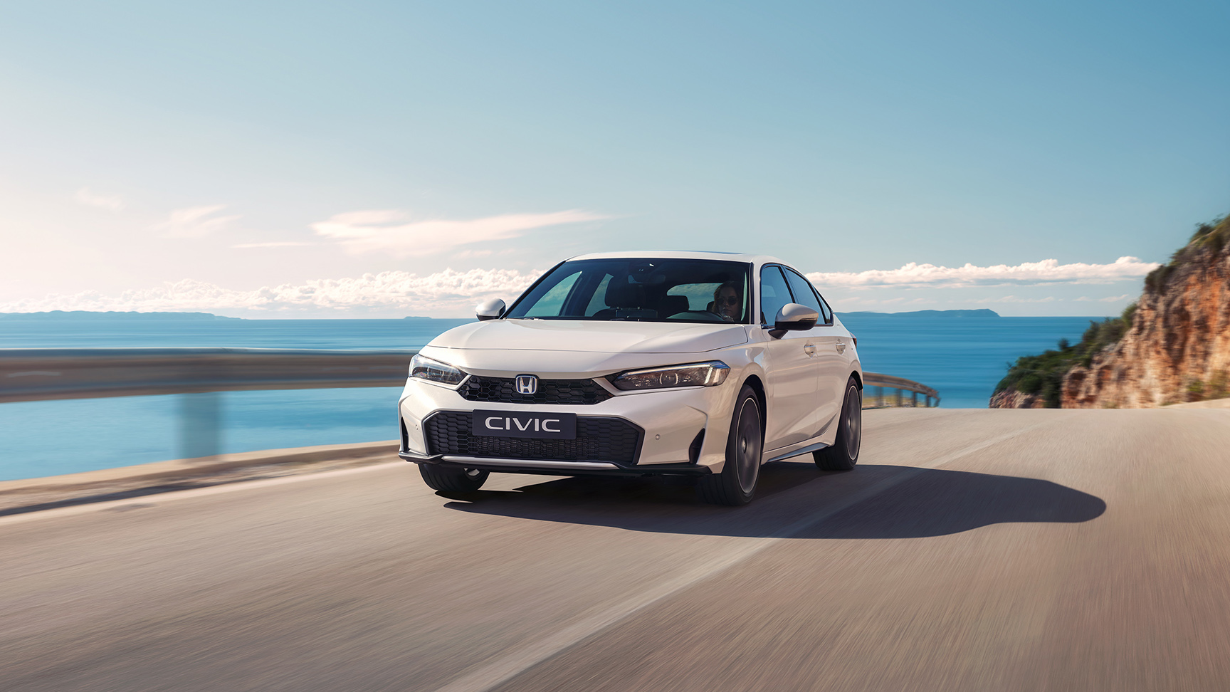 Honda Civic Hybrid en mouvement sur une autoroute.