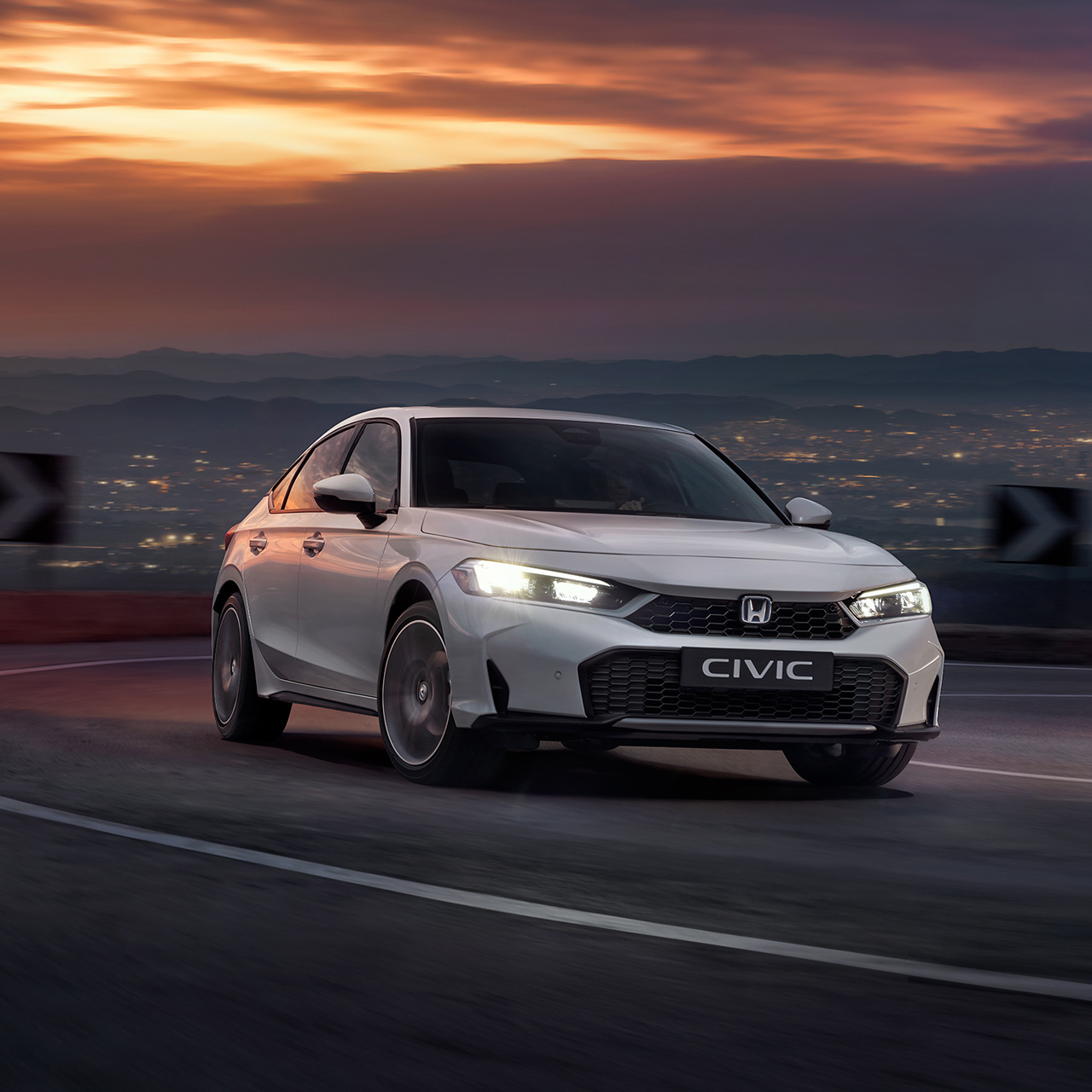 Honda Civic Hybrid en mouvement sur une autoroute, au crépuscule.