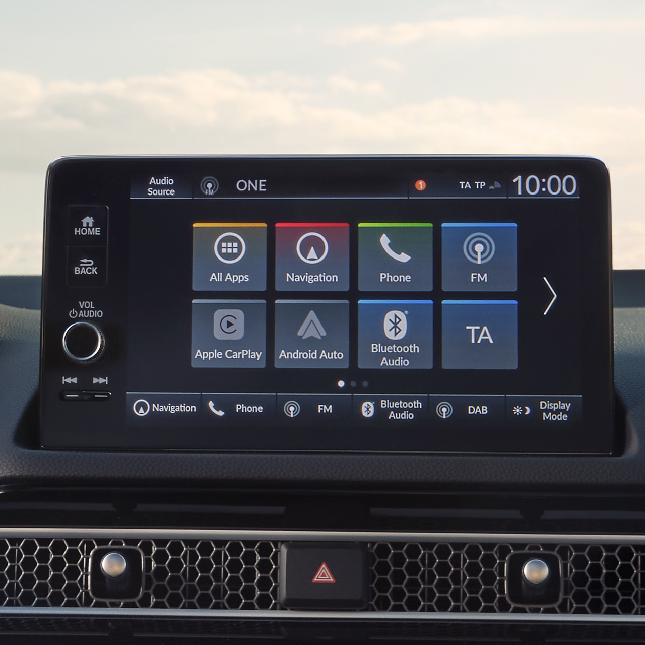 Intérieur de la Civic Hybrid, focalisé sur l'écran tactile.