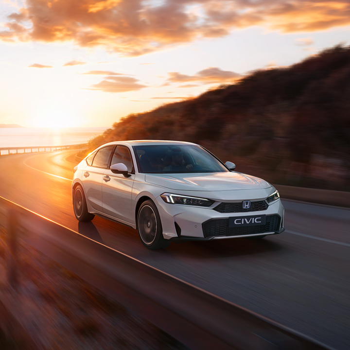 Honda Civic Hybrid roulant sur une autoroute.