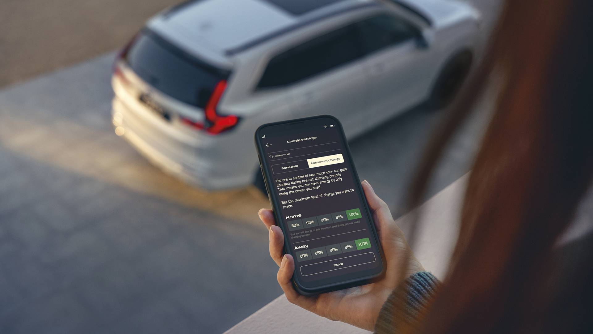 Gros plan sur un mannequin utilisant l’application My Honda+.