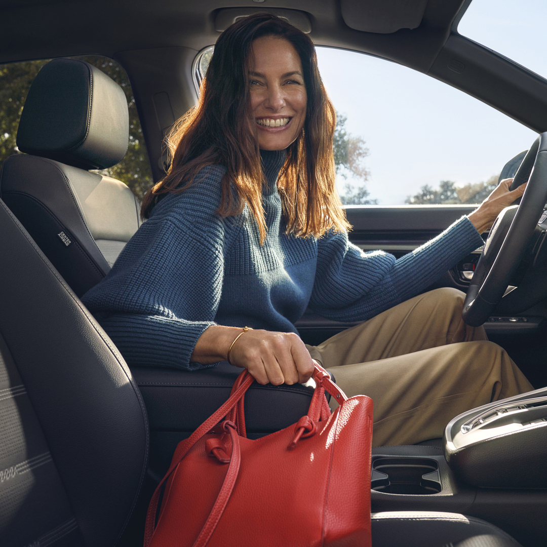 Gros plan sur l’intérieur du Honda CR-V hybride mettant en exergue l’espace de rangement dans l’accoudoir.