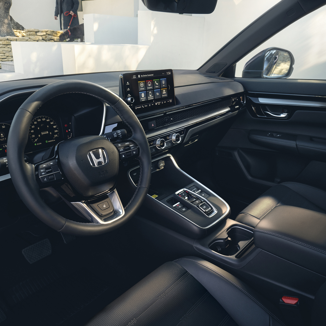 Prise de vue de trois quarts de l’intérieur du SUV Honda CR-V hybride.