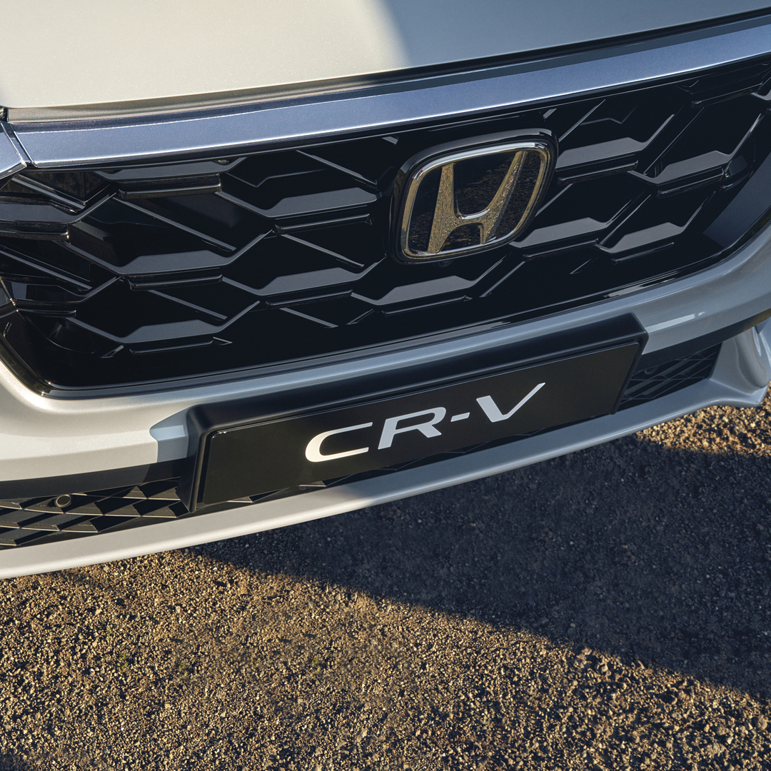 Gros plan sur la calandre du Honda CR-V hybride.