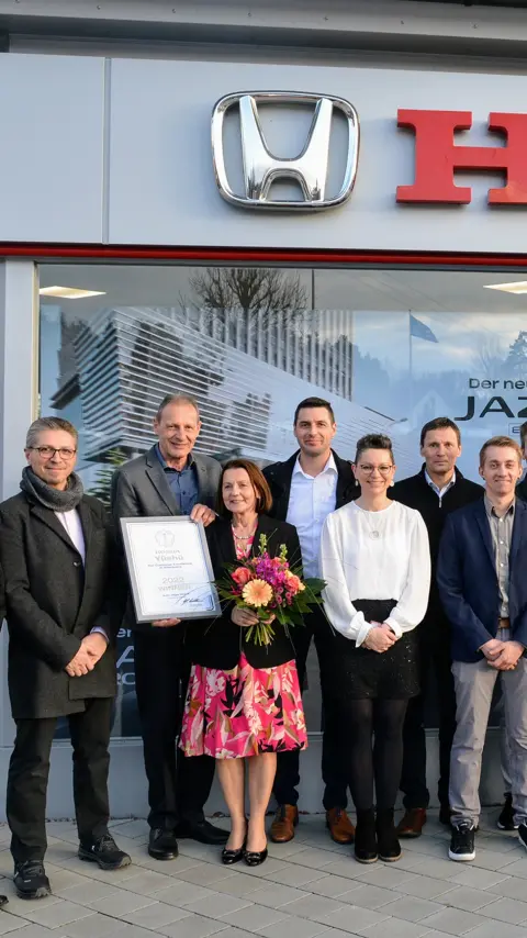 Groupe de concessionnaires célébrant leur prix de concessionnaire Yūshū.