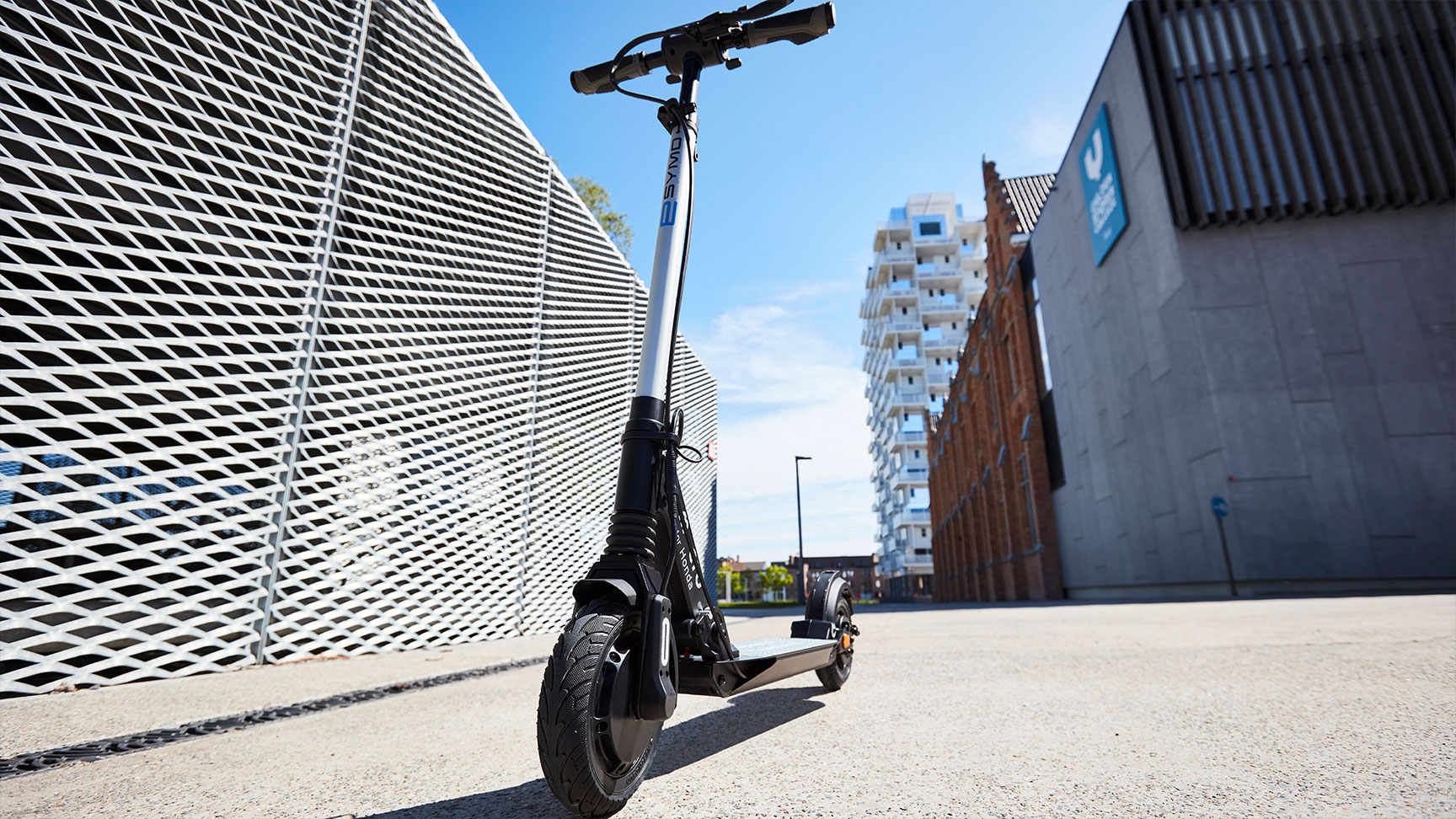 Honda eSYMO stationné en ville