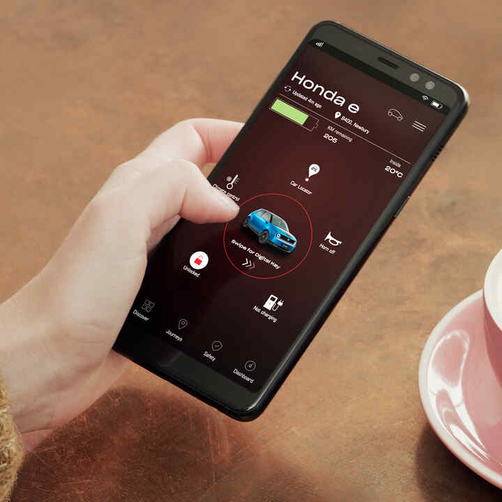 Gros plan sur l'application Clé numérique Honda e depuis un téléphone. 