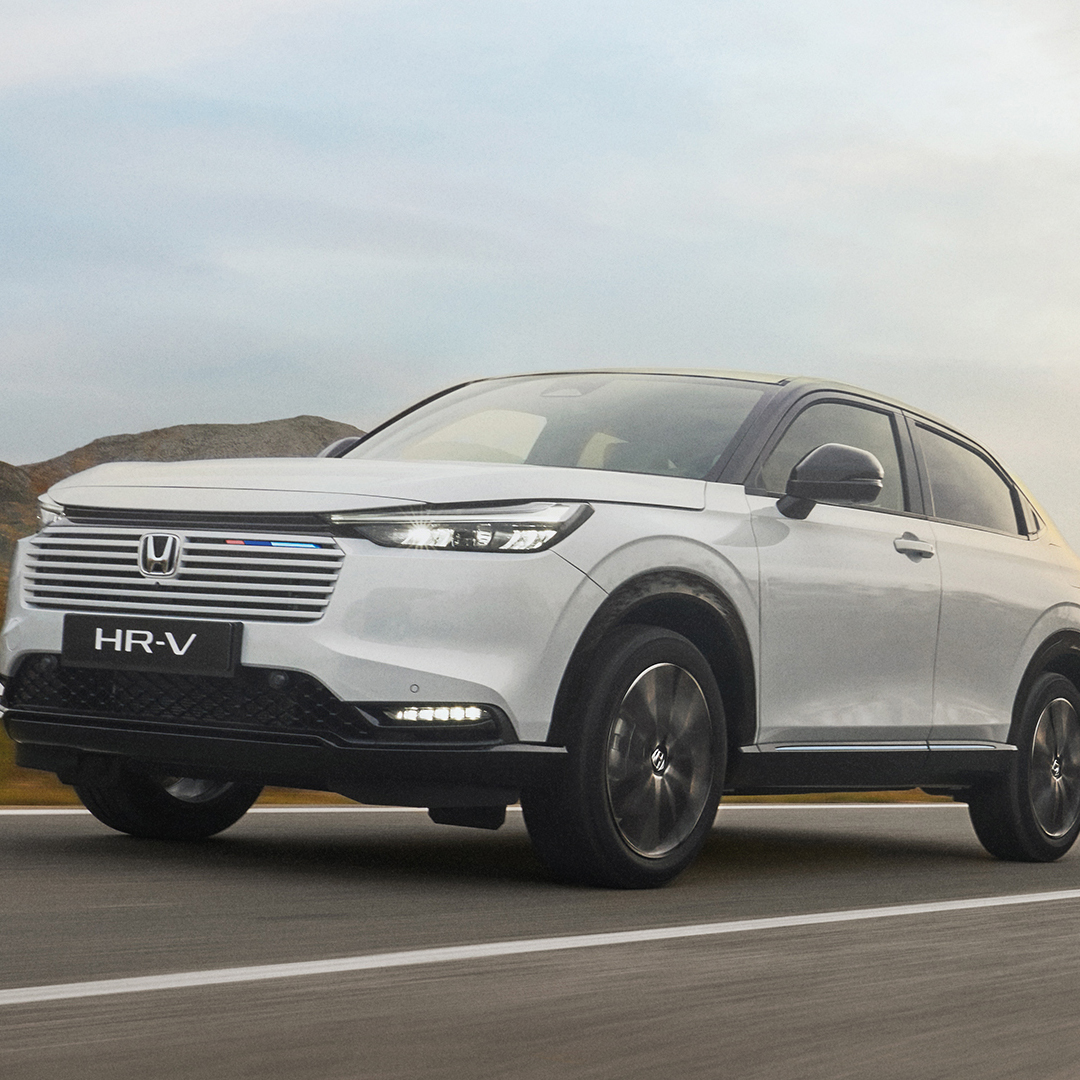 HR-V roulant sur une route dégagée. 