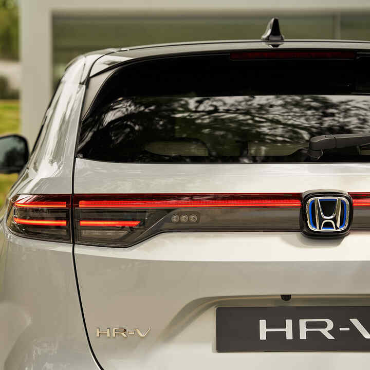 Couple marchant à côté d’un HR-V stationné devant un bâtiment. 