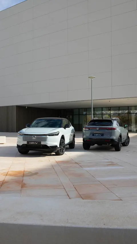 Deux Honda HR-V stationnés devant un bâtiment. 