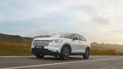 Vue de face 3/4 du Honda HR-V roulant dans une zone rurale