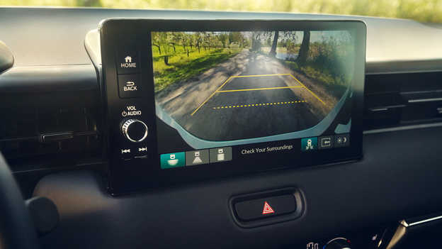 Caméra de recul affichant la vue grand angle de la zone directement derrière sur l’écran de 9"