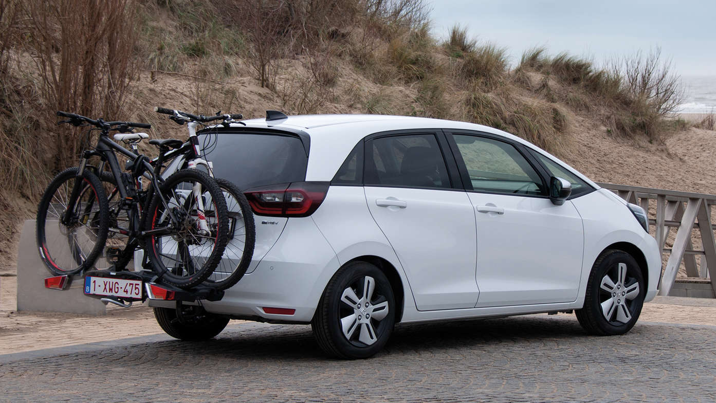 Vue de trois quarts arrière de la Jazz Hybrid avec porte-vélos