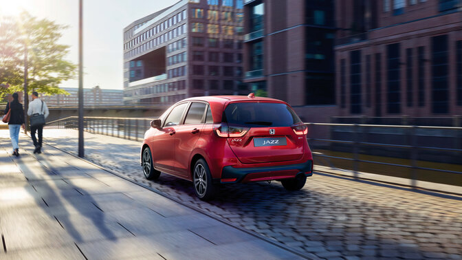 Jazz vue de trois quarts avant avec une ville en arrière-plan