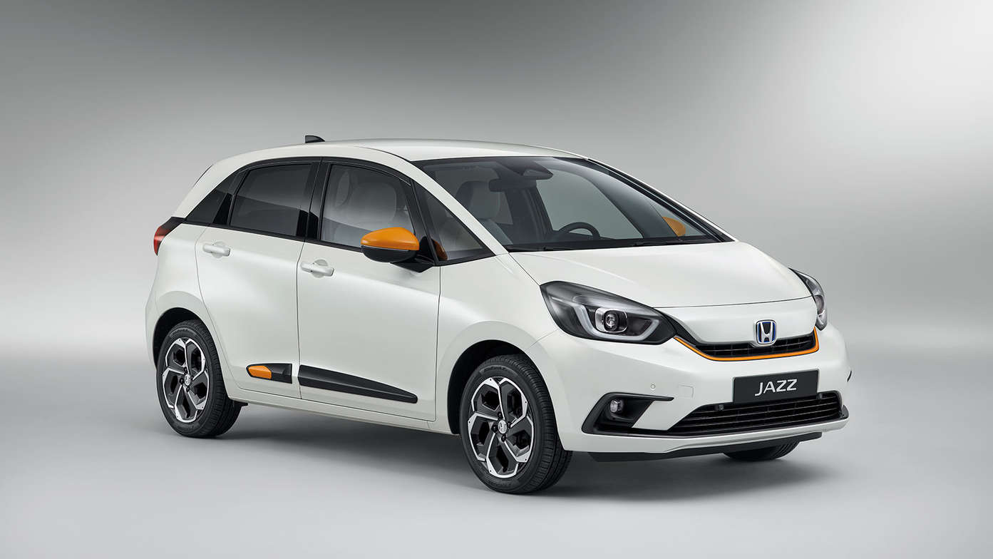 Honda Jazz Hybrid Blanc Taffeta en studio avec pack Fun Orange Toscane ou Blanc Piano.