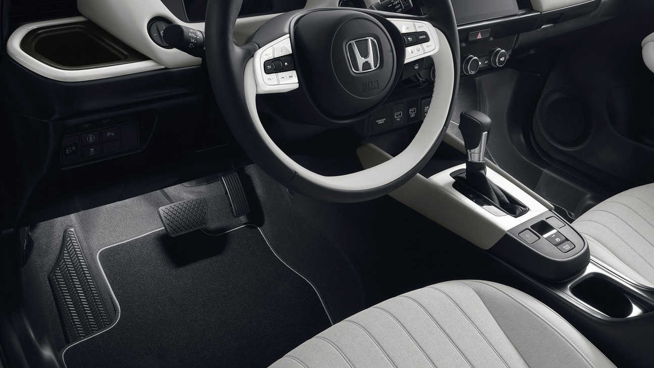 Gros plan sur l'intérieur de la Honda Jazz Hybrid avec son pack Illumination.
