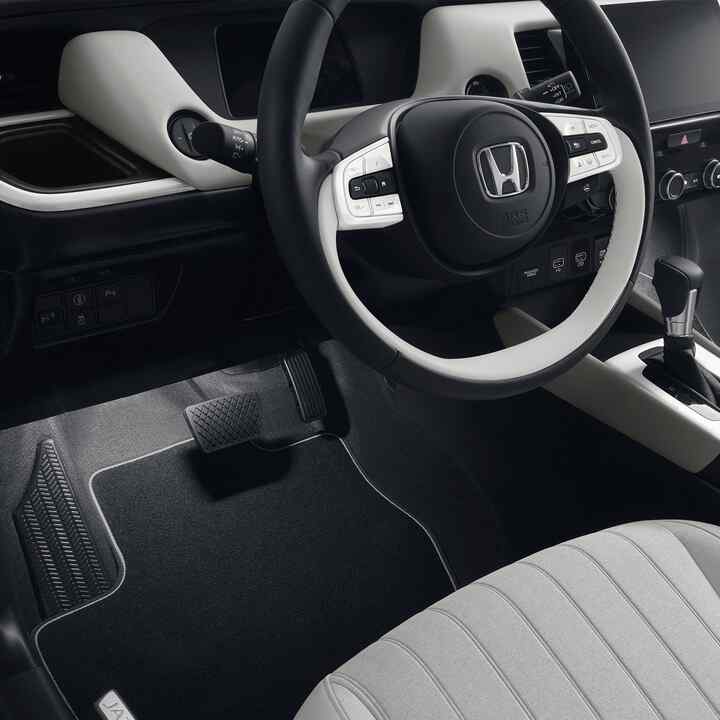 Gros plan sur l'intérieur de la Honda Jazz Hybrid avec son pack Illumination.