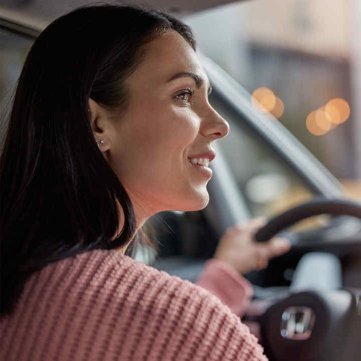 Gros plan sur une femme en voiture