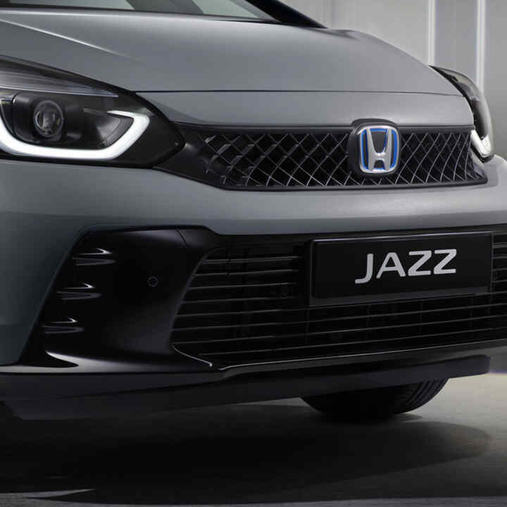 Gros plan sur la façade du Jazz Hybrid.