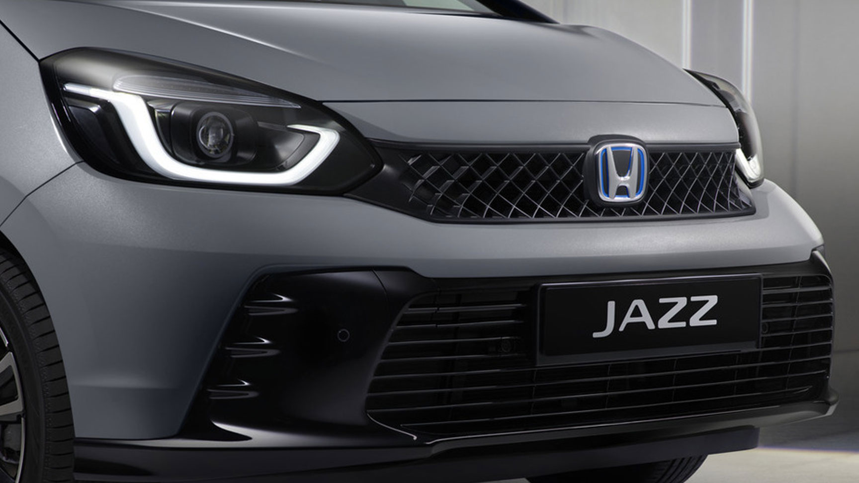 Gros plan sur la façade du Jazz Hybrid.