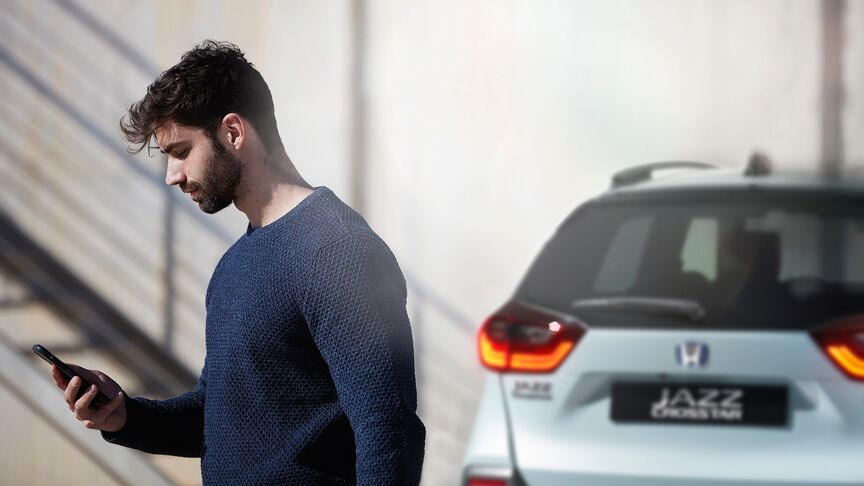 Enfant attaché sur le siège arrière du véhicule tenant une tablette