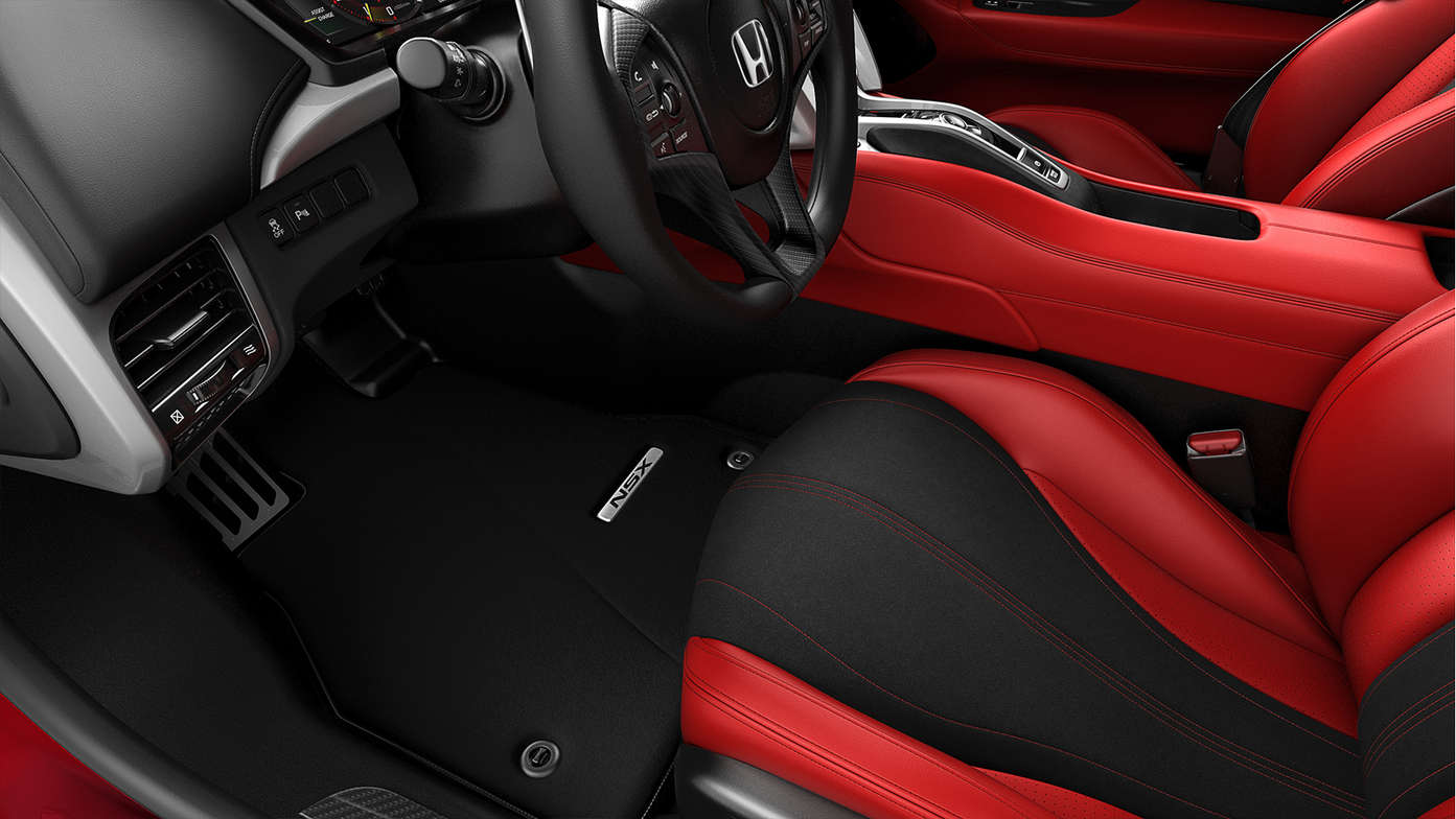 Vue intérieure de trois quarts de la Honda NSX montrant le tapis de sol et de coffre.