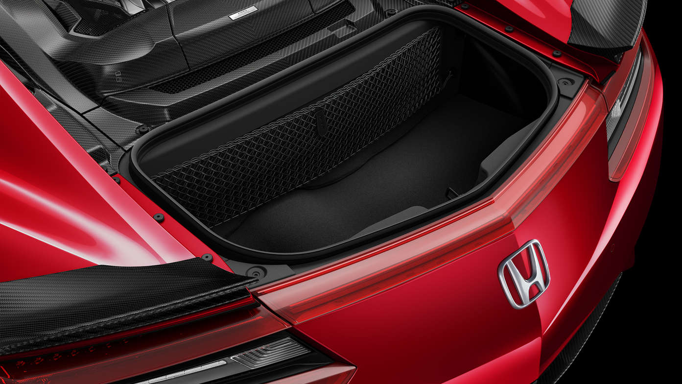 Gros plan de trois quarts arrière de la Honda NSX montrant le filet de coffre.
