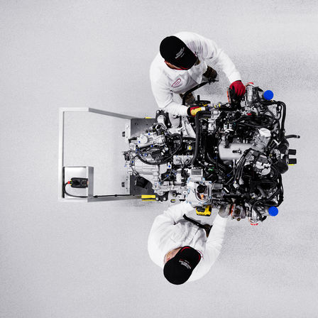 Moteur V6 de la Honda NSX avec des techniciens.