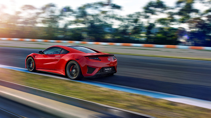Vue de trois quarts arrière de la Honda NSX sur circuit.