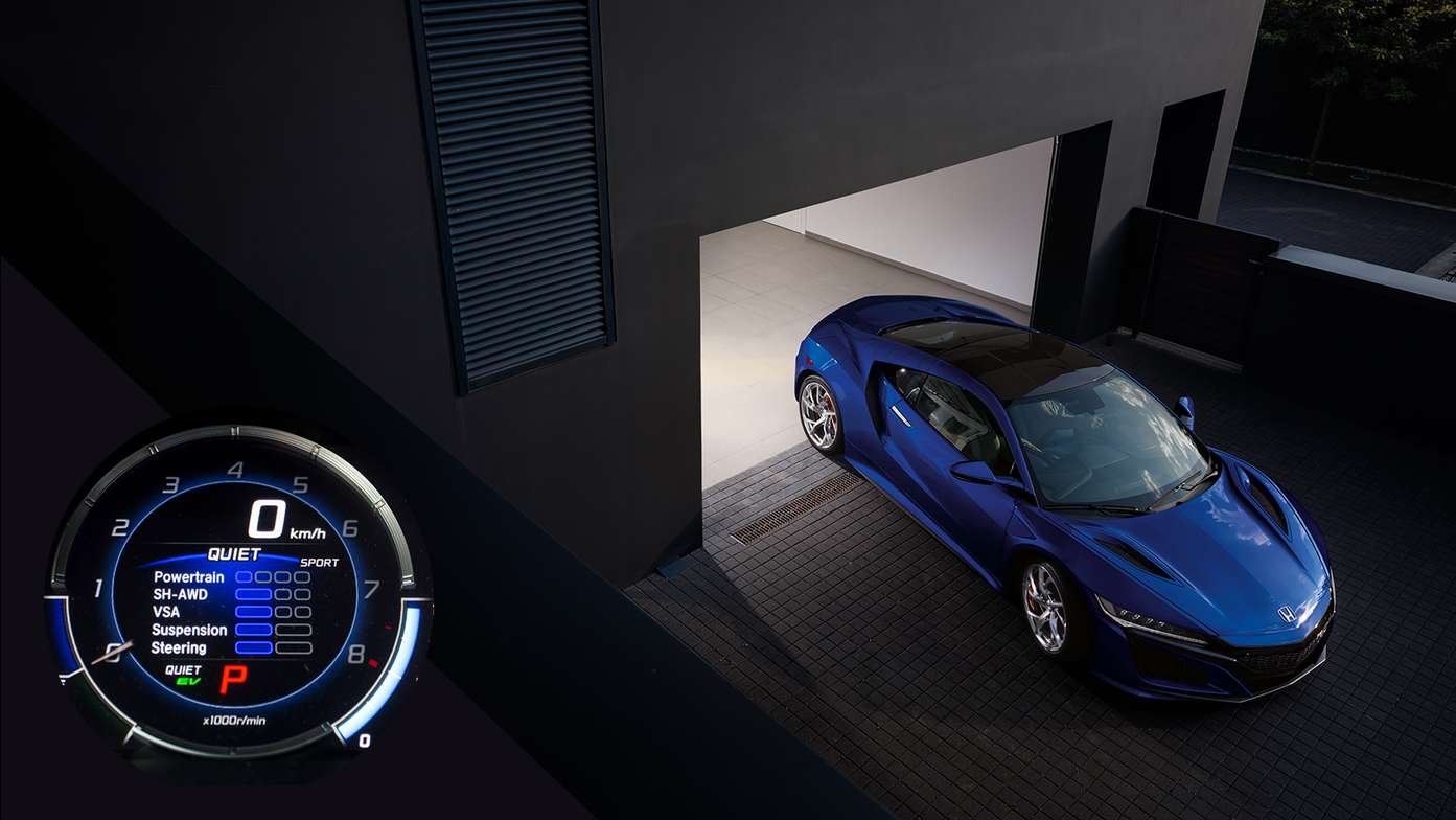 Vue aérienne de trois quarts de la Honda NSX sur une route tranquille.