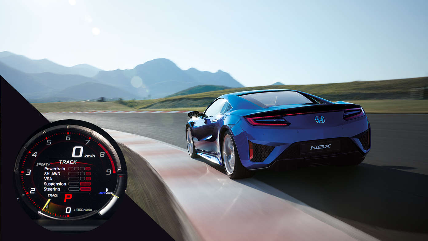 Vue de trois quarts arrière de la Honda NSX sur circuit.