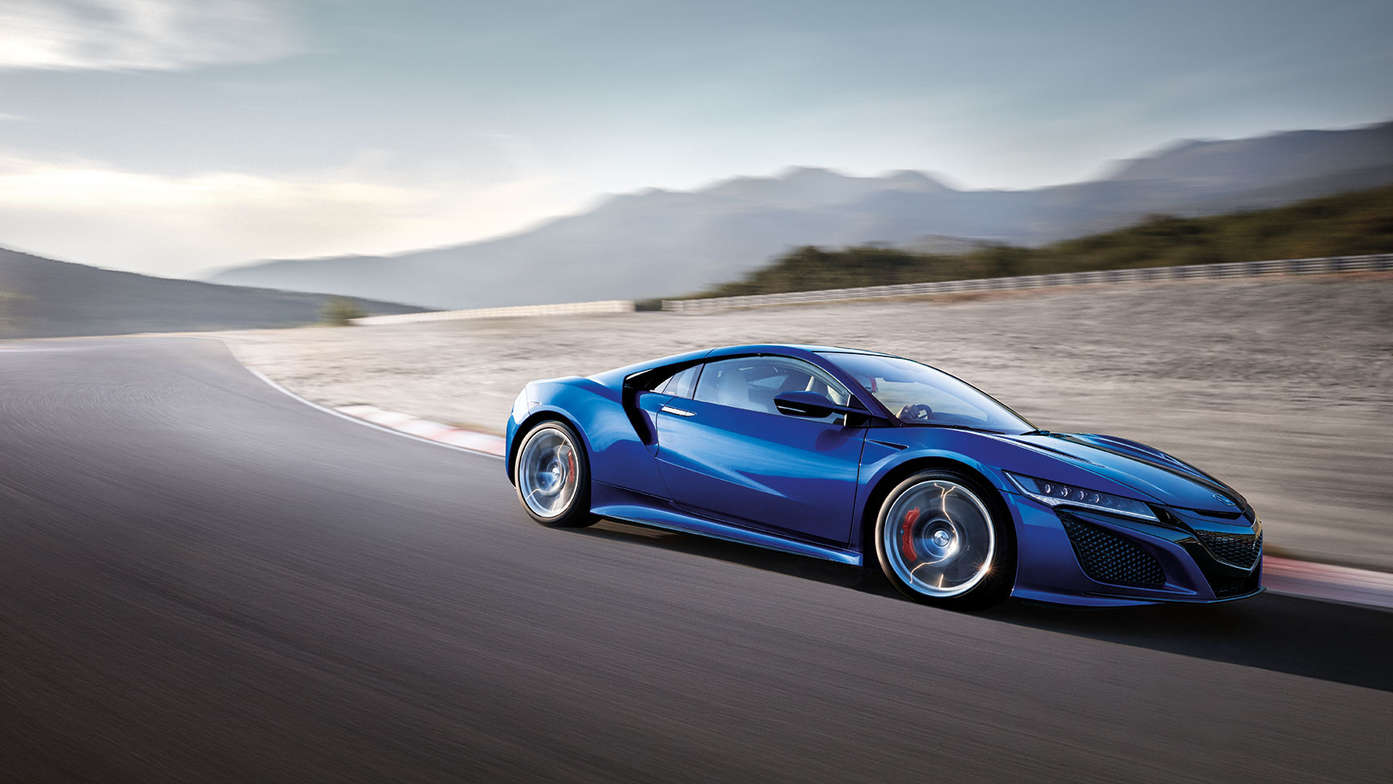 Vue de trois quarts avant de la Honda NSX sur circuit.