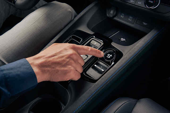 Vue intérieure de la Honda Prelude Hybride montrant des sièges en cuir noir avec surpiqûres bleues et un tableau de bord moderne.