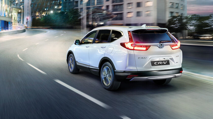Vue de face du Honda HR-V roulant sur une route de campagne