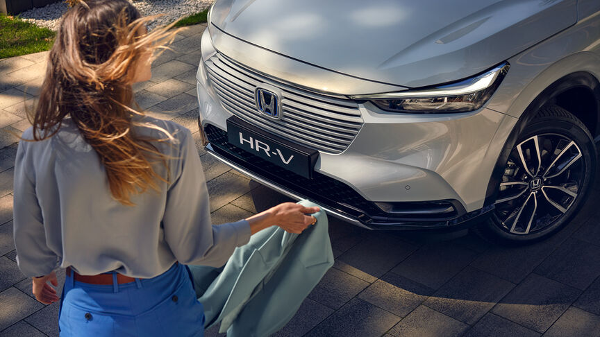 Vue de face du Honda HR-V roulant sur une route de campagne