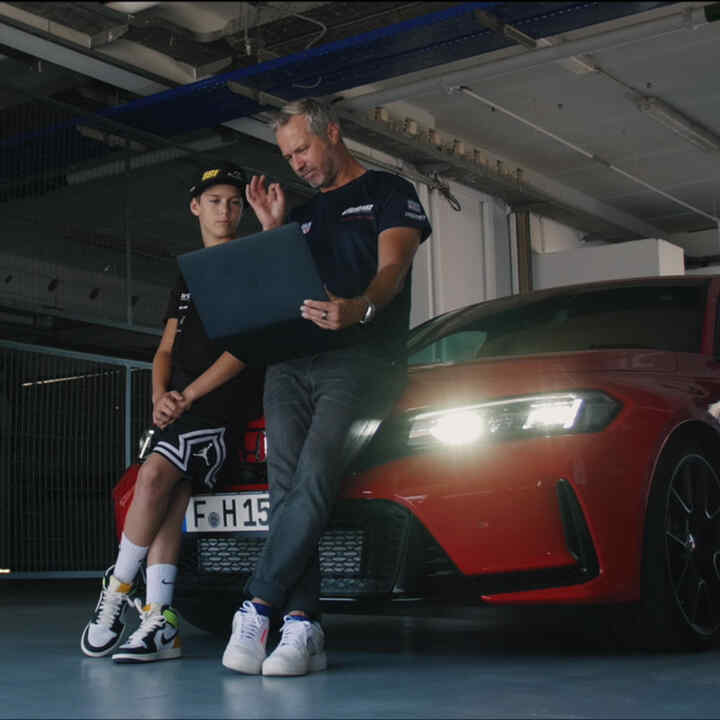 Tiago et Noah assis sur une Honda type R avec l’application LogR de Honda