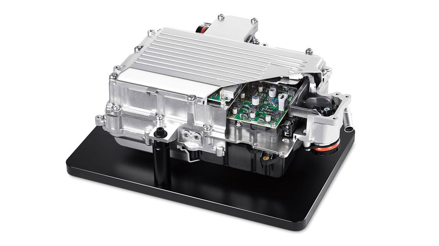 Gros plan sur le module de contrôle PCU (Power Control Unit) hybride de Honda.