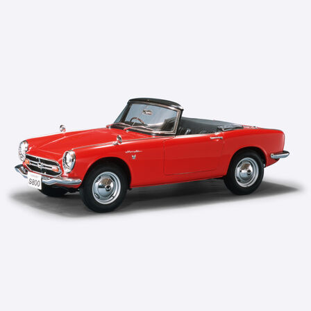 Vue de trois quarts avant de la Honda S800.