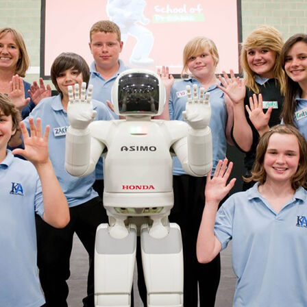 Asimo et des élèves à la School of Dreams de Honda