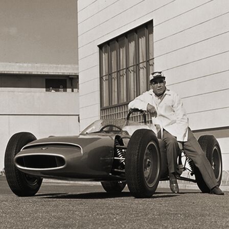 Photo de Soichiro Honda avec la première voiture de Formule 1.