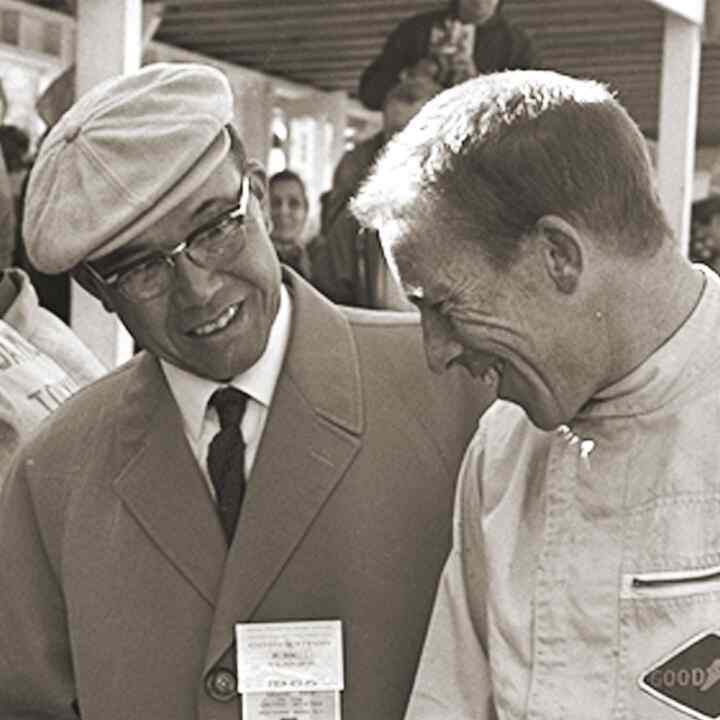 Soichiro Honda et Richie Ginther sur un circuit.