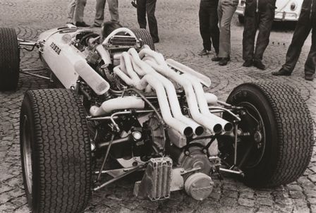 Vue de trois quarts arrière de la Honda RA273.