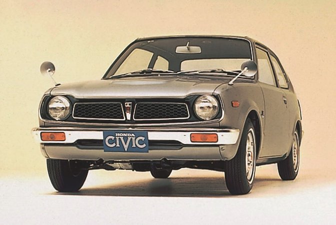 La première Honda Civic, vue de trois quarts avant.