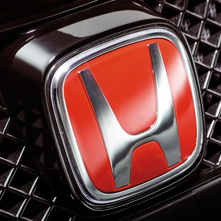 Gros plan du logo Honda &laquo;&nbsp;H&nbsp;&raquo; rouge.