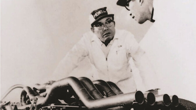 Soichiro Honda travaillant sur une voiture de course.