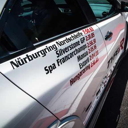 Gros plan de la Honda Civic Type R avec temps au tour sur le côté.