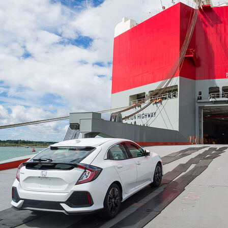 Vue de trois quarts arrière de la Honda Civic 5 portes transportée en Amérique.