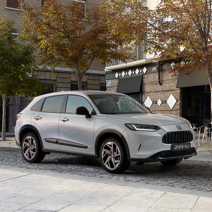 Vue de trois quarts avant du Honda ZR-V équipé du pack Black Premium en ville.