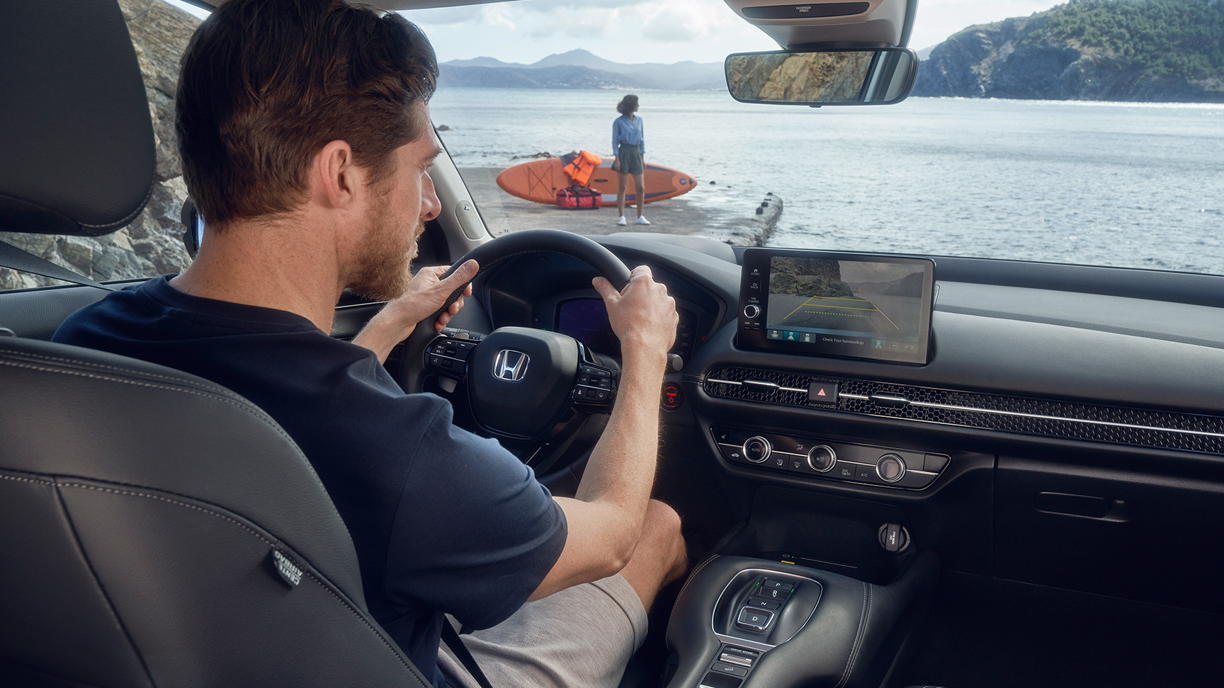 Homme conduisant un ZR-V présentant des fonctions d’aide au stationnement